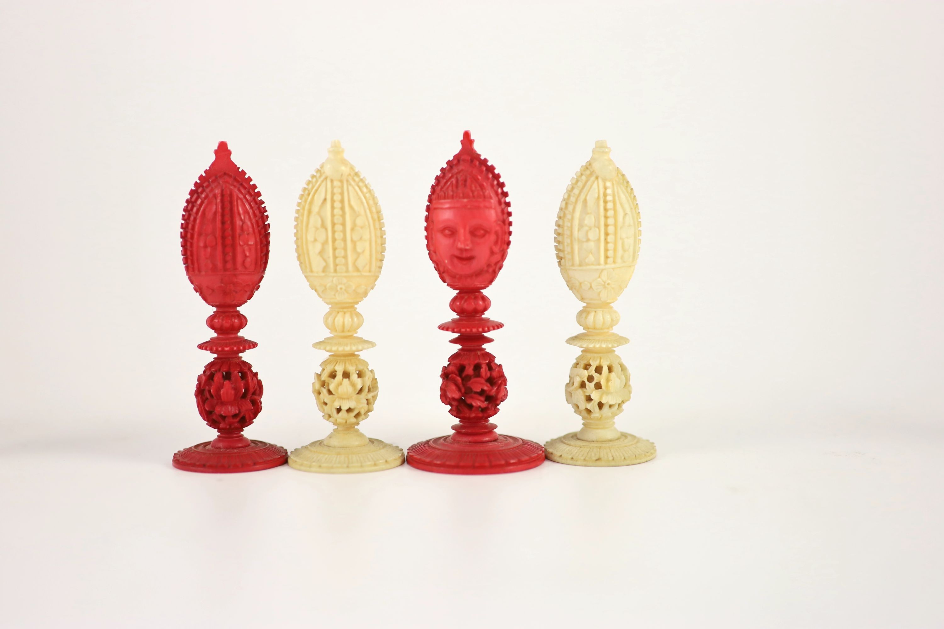 A 19th century Canton Burmese pattern ivory chess set Kings 11cm.
